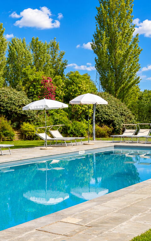 Villa Cangeli: Have, pool, Udendørs