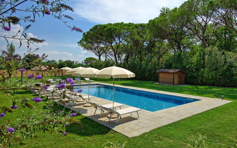 Villa Cangeli: Have, pool, Udendørs