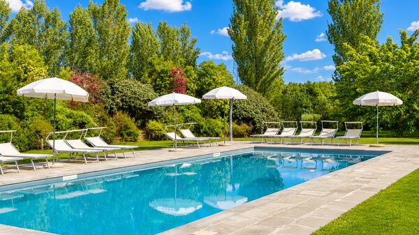 Villa Cangeli: Have, pool, Udendørs