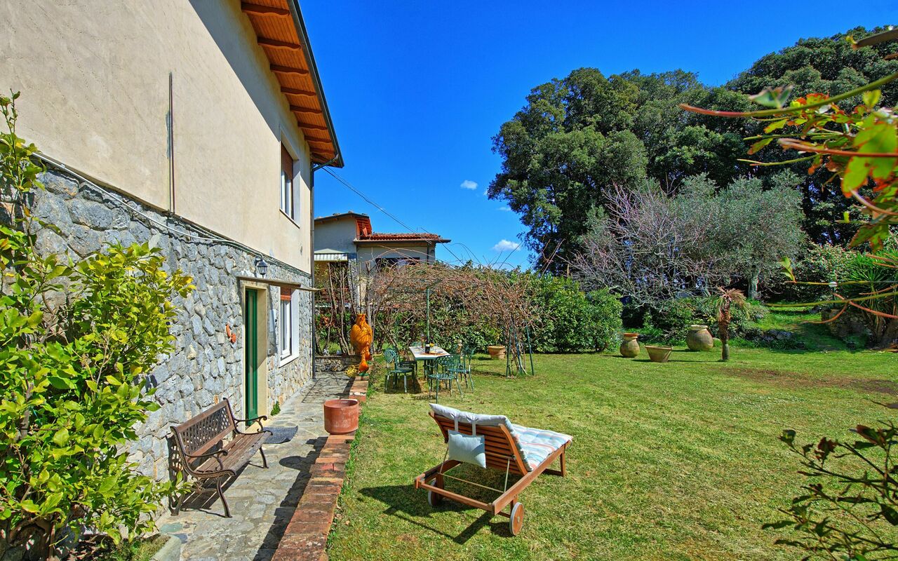 Casa Al Bosco: Have, Udendørs