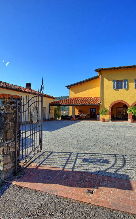 Casalta: Udendørs, Udvendige