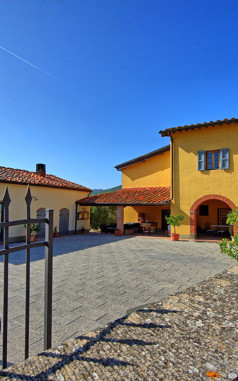 Casalta: Udendørs, Udvendige