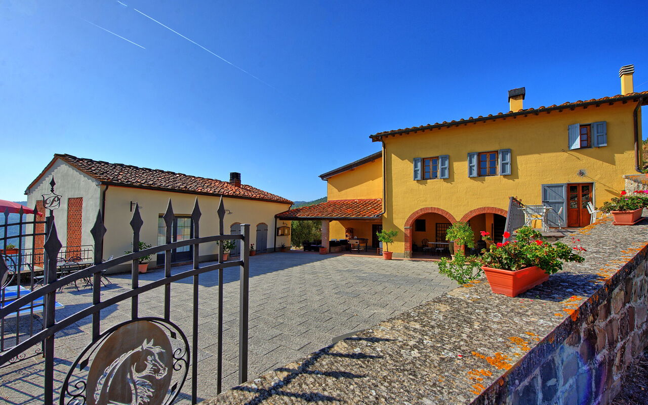 Casalta: Udendørs, Udvendige