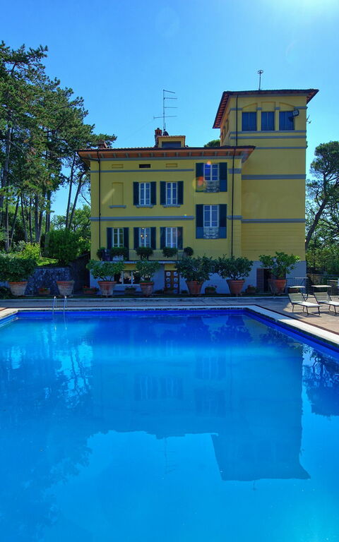 Villa Cuculo: Have, pool, Udvendige