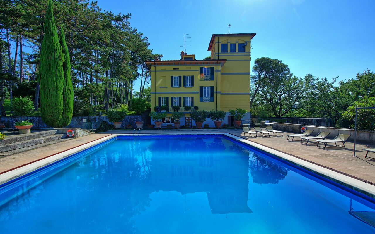 Villa Cuculo: Have, pool, Udvendige