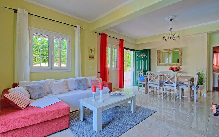Beachfront Villa Rania: Frokostlokale, Køkken, Stue
