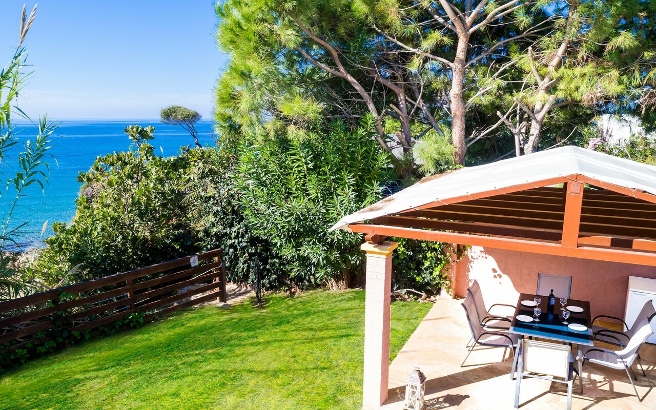 Beachfront Villa Rania: Altan / terrasse / gårdhave, Have, Udendørs