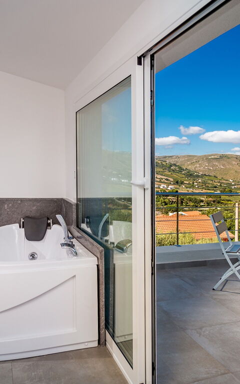 Villa Scire: Altan / terrasse / gårdhave, boblebad, Udendørs