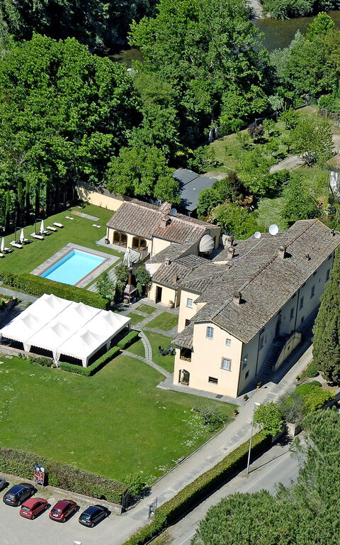 Santa Flora: Visninger