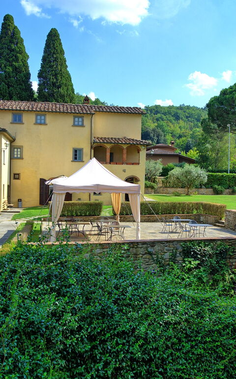 Santa Flora: Have, Udendørs