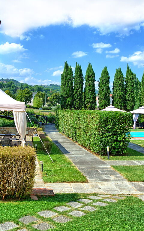 Santa Flora: Have, Udendørs