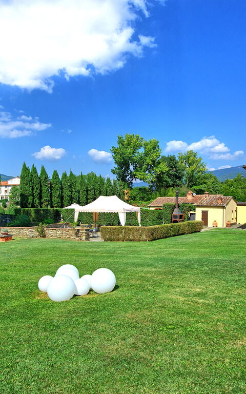 Santa Flora: Have, Udendørs