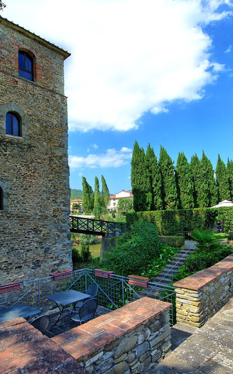 Santa Flora: Have, Udendørs