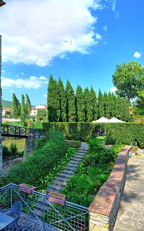 Santa Flora: Have, Udendørs