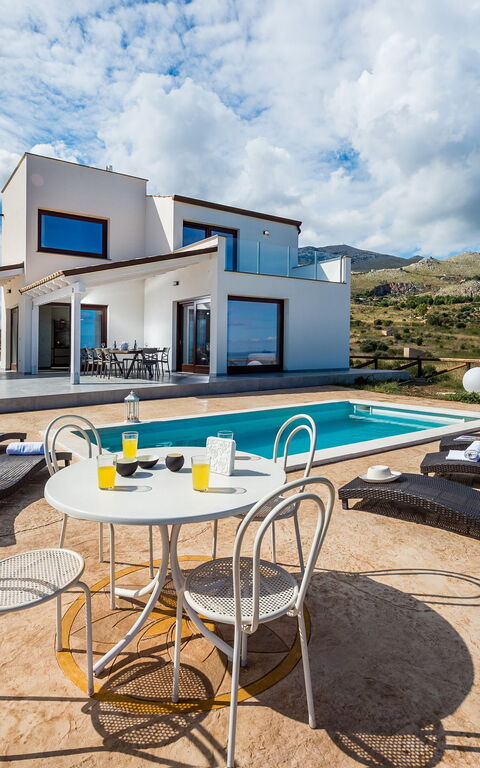 Villa Livreri: Have, pool, Sommer, Udendørs