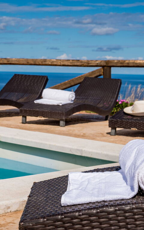 Villa Livreri: pool, Udendørs