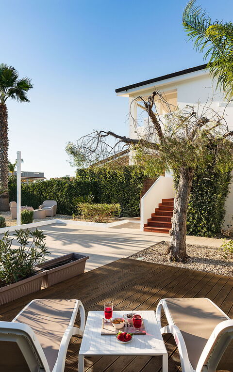 Anny: Have, Udvendige