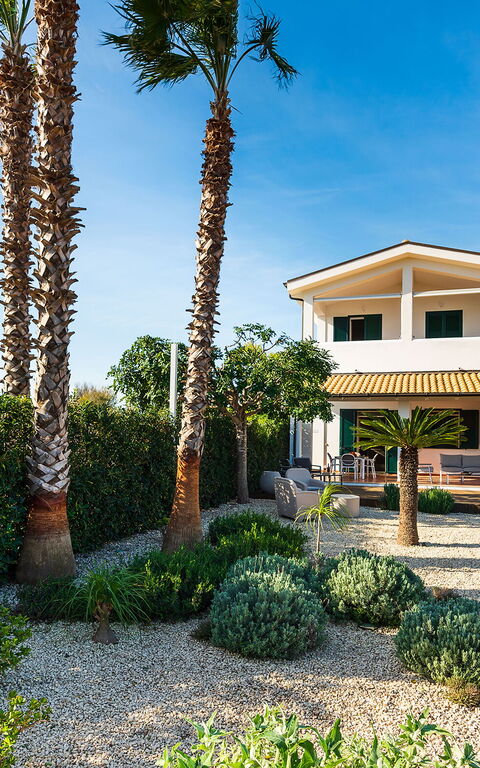 Anny: Have, Udvendige