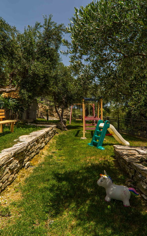 Villa Eftychia: Have, Udendørs