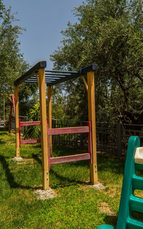 Villa Eftychia: Have, Udendørs