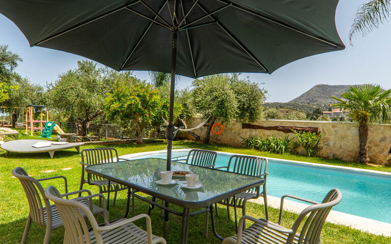 Villa Eftychia: Have, pool, Udendørs