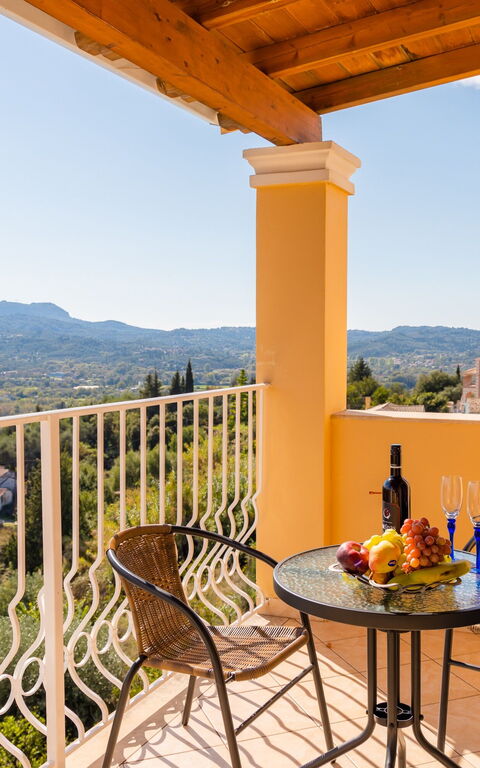 Villa Dinos: Altan / terrasse / gårdhave