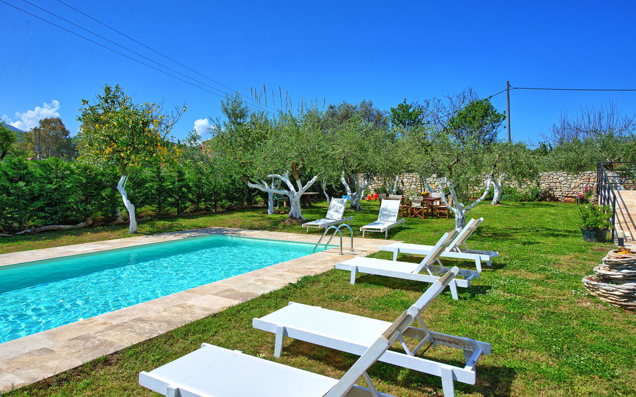 Villa Elaia: Have, pool, Udendørs
