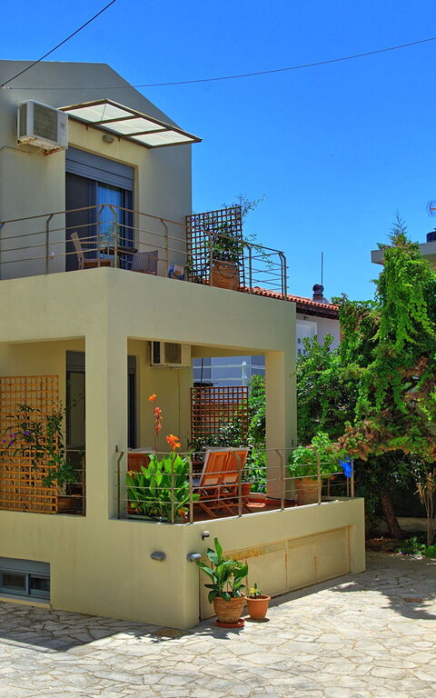 Houses By The Sea: Udendørs, Udvendige