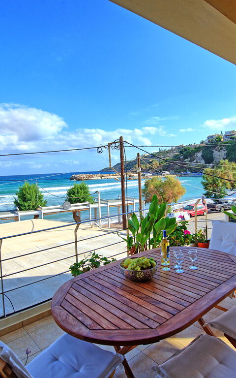 Houses By The Sea: Udendørs, Visninger