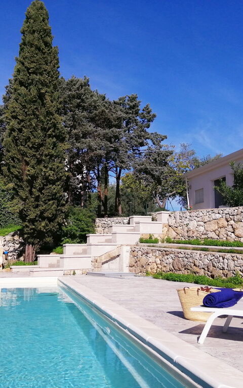 Nerodavola: pool, Udvendige