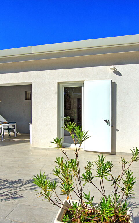 Nerodavola: Sommer, Udvendige