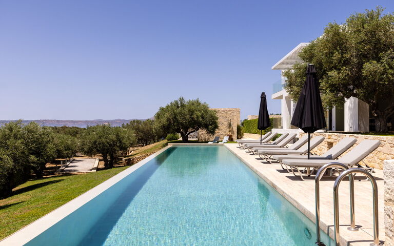 Villa Bluewhite: Have, pool, Udendørs, Visninger