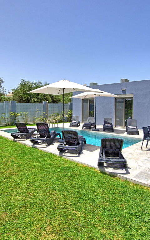 Villa Ampela: Have, Udendørs