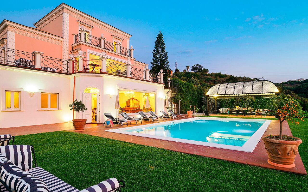 Villa Estella: Have, pool, Udendørs