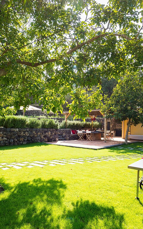 Villa Nerello: Have, Udendørs