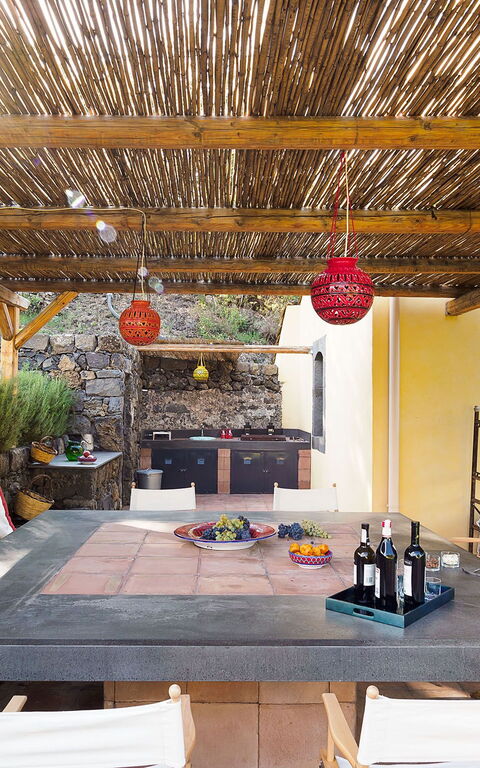 Villa Nerello: Altan / terrasse / gårdhave