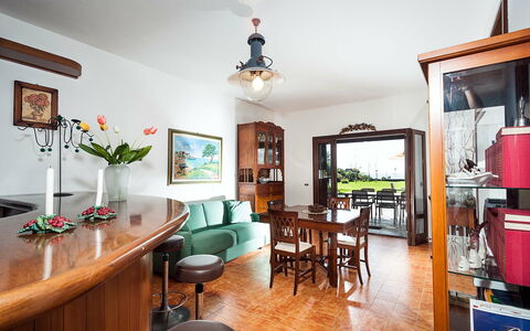 Feriebolig Lampara: Frokostlokale, Køkken, Stue