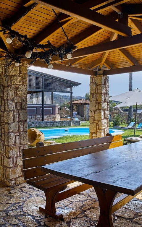 Villa Milon: Altan / terrasse / gårdhave, pool