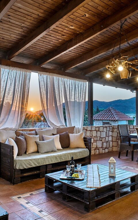 Villa Milon: Altan / terrasse / gårdhave, Udendørs