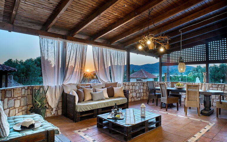 Villa Milon: Altan / terrasse / gårdhave