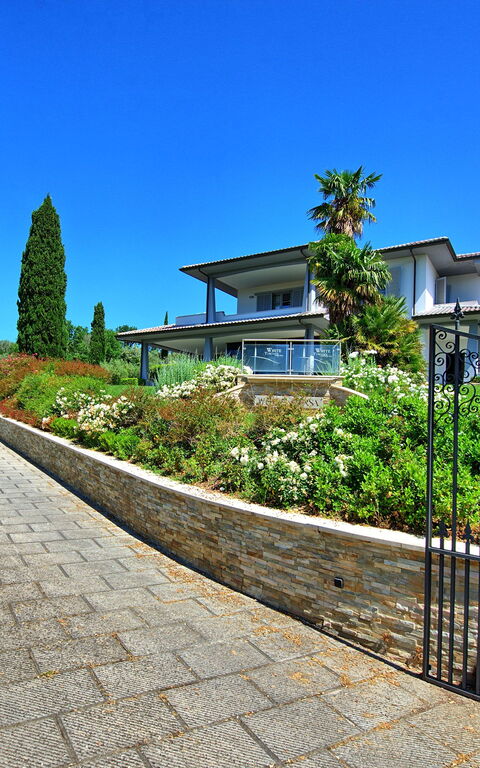 Casa White: Have, Udendørs