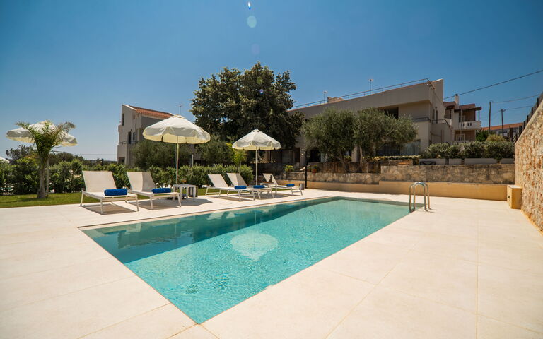 Aelia: Have, pool, Udendørs