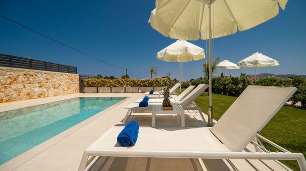 Aelia: Have, pool, Udendørs