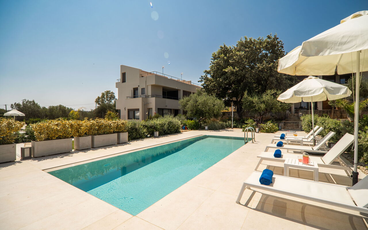 Iris: Have, pool, Udendørs