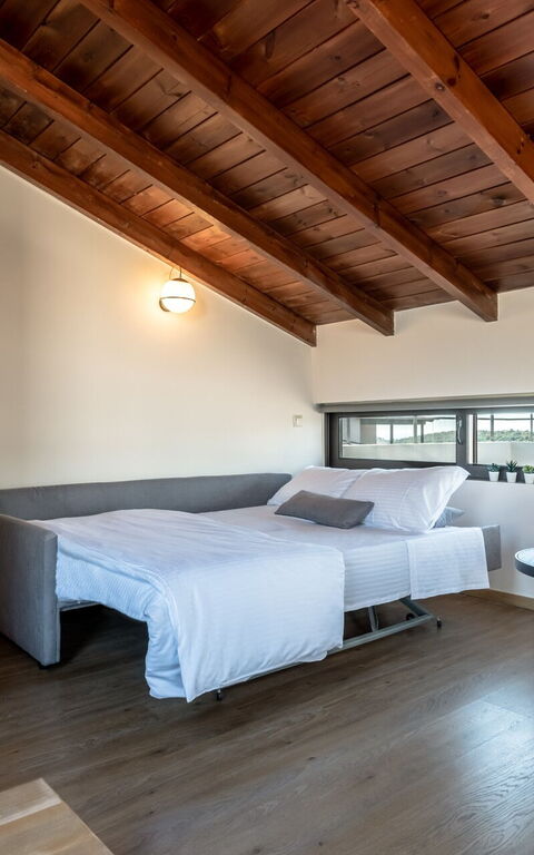 Dioni: Andet værelse