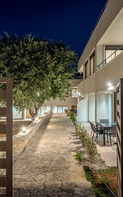 Phaedra: Hovedindgang, Udvendige