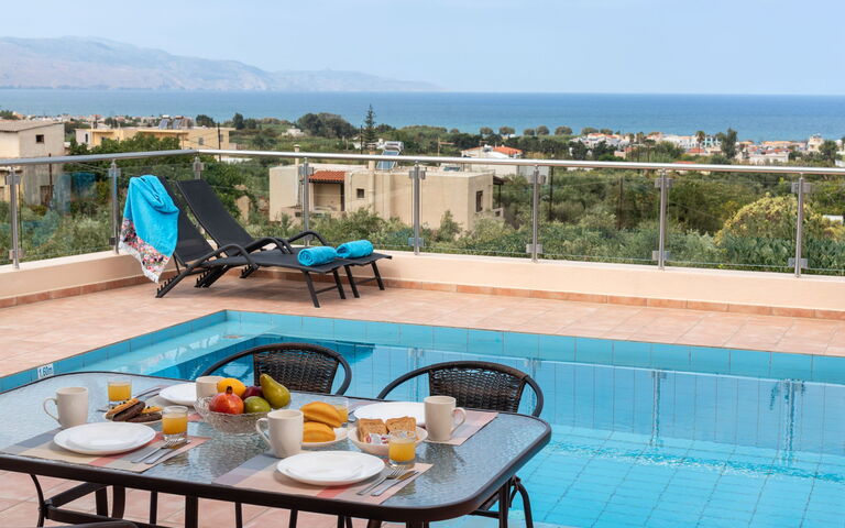 Villa Stratianna: Altan / terrasse / gårdhave, pool, Udendørs, Udvendige, Visninger