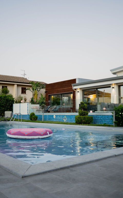 Villa Vincenzo: Have, pool, Udvendige