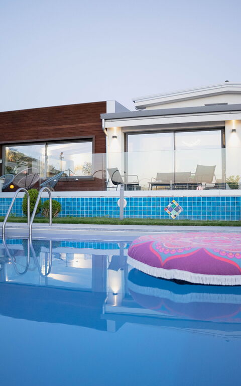 Villa Vincenzo: Have, pool, Udvendige