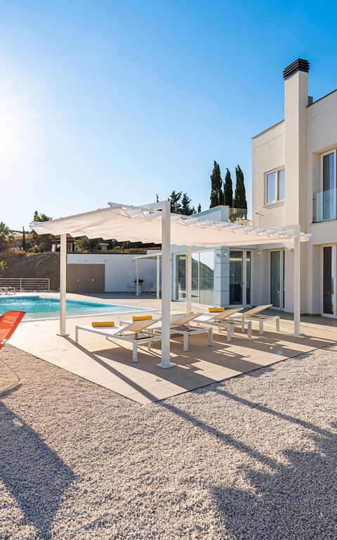 Villa Domizia: Have, pool, Udvendige